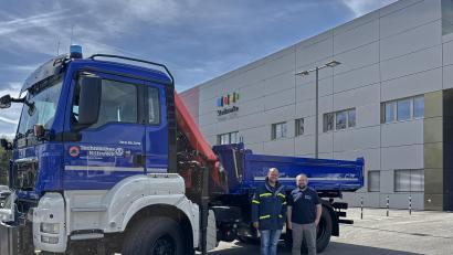 Bild: Susanne Forster
Stadtwerke-Vorstand Michael Kreis (rechts) und Markus Koller vom THW Weiden stehen mit dem neuen Lastwagen-Kipper des Technischen Hilfswerks auf dem Betriebshof der Stadtwerke.