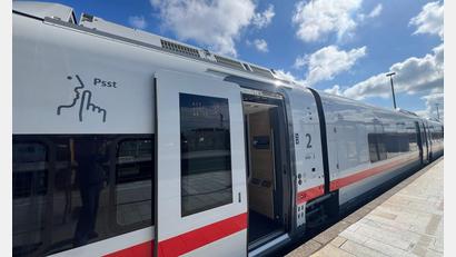 Bild: Lea Albert/dpa
Der ICE L stammt vom spanischen Hersteller Talgo und ähnelt optisch eher den IC-Fernzügen des Konzerns.