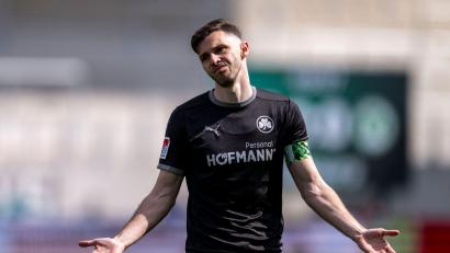 Bild: David Inderlied/dpa
Verlässt die SpVgg Greuther Fürth nach sieben Jahren: Kapitän Branimir Hrgota. (Archivbild)