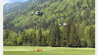 Bild: Matthias Brüning/dpa
An die zehn Helikopter helfen beim Löschen aus der Luft.