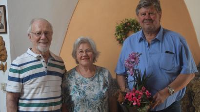 Bild: fz
Gerhard und Rosemarie Köhler sind seit 65 Jahren verheiratet. Bürgermeister Martin Schregelmann gratuliert zur Eisernen Hochzeit. (von links).