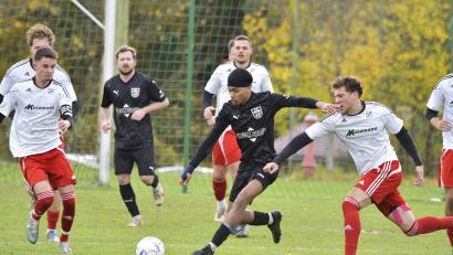 Archivbild: Hubert Ziegler
Auf und davon: Philip Kölbl (2.v.r.) vom FC Rieden kann in dieser Szene David Weber (rechts) von der DJK Ursensollen entkommen.