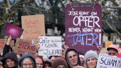 Archivbild: Marcus Brandt/dpa
Tausende Menschen, vor allem Frauen, sind in den vergangenen Wochen in Deutschland auf die Straße gegangen, um gegen sexualisierte Gewalt zu demonstrieren. Ausgelöst hat die Demonstrationen der aufsehenerregende Fall Fernandes / Ulmen, doch es ist kein Einzelfall, wie auch Beispiele aus der Oberpfalz zeigen.