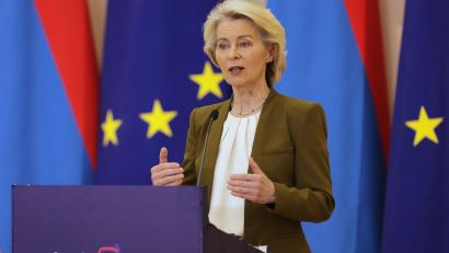 Bild: Anthony Pizzoferrato/AP/dpa
EU-Kommissionspräsidentin Ursula von der Leyen und US-Präsident Donald Trump verständigten sich im Sommer 2025 auf einen Zoll-Deal.