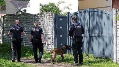 Bild: Bernd Wüstneck/dpa
Neben Goldspürhunden kommen laut LKA auch Bargeldspürhunde und ein Röntgenmobil vom Zoll zum Einsatz.