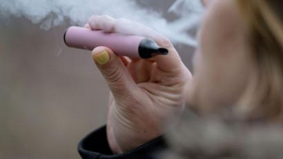 Symbolbild: Marijan Murat/dpa
Auch Vapes gelten als gesundheitsschädlich, insbesondere in Verbindung mit Cannabis.