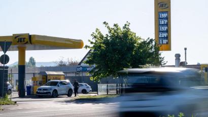 Bild: Pia Bayer/dpa
Vormittags fallen die Spritpreise teilweise unter 2 Euro. (Archivbild)