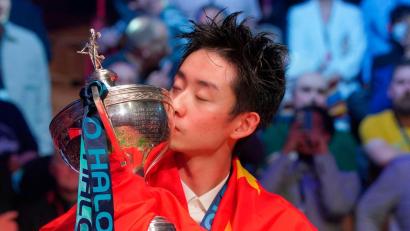 Bild: Ian Hodgson/AP/dpa
Mit China-Flagge und Pokal: Weltmeister Wu Yize.