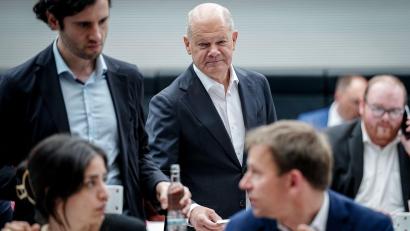 Bild: Kay Nietfeld/dpa
In der SPD-Fraktion meldete sich der ehemalige Bundeskanzler Olaf Scholz zum Jahrestag der Koalition zu Wort.