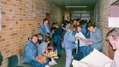 Archivbild: Reinhold Balk
Im Camp Pitman in der Kasernenstraße war ab 1989 das einzige Erstaufnahmelager in Bayern untergebracht, von dem aus Menschen aus der DDR verteilt wurden. Sie kamen zu Tausenden in Bussen, Trabis, Motorrädern und Zügen.