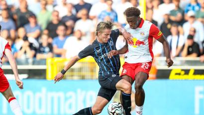 Bild: Bruno Fahy/Belga/dpa
Abwehrspieler Joane Gadou (r) steht laut Medien vor einem Wechsel aus Salzburg nach Dortmund. (Archivbild)