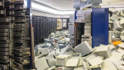 Bild: Polizei Gelsenkirchen/dpa
Erste Dokumente aus dem verwüsteten Tresorraum in Gelsenkirchen werden zurückgegeben.