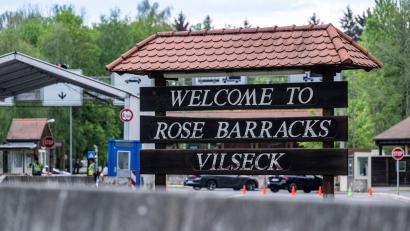 Bild: Armin Weigel/dpa
„Welcome to Rose Barracks Vilseck“, steht am Eingang zum US-Standort in der Oberpfalz. Das US-Verteidigungsministerium hatte angekündigt, rund 5.000 der etwa 39.000 in Deutschland stationierten US-Soldaten abzuziehen.