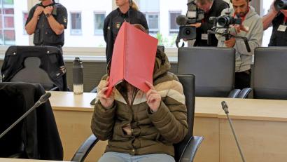 Bild: Bernd Wüstneck/dpa
Am Landgericht Rostock wird der Prozess um den gewaltsamen Tod des achtjährigen Fabian aus Güstrow fortgesetzt.