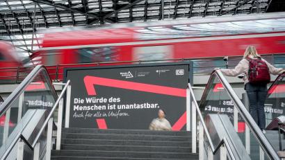 Bild: Kay Nietfeld/dpa
Neben Sicherheitsmaßnahmen sollen Plakate in Bahnhöfen und Bahnen für weniger Gewalt sorgen.