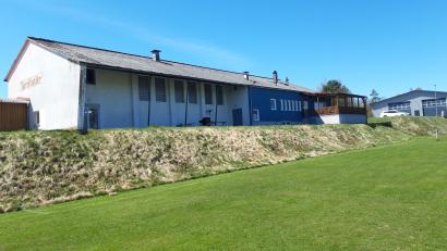 Bild: wkr
Die Turnhalle in Mehlmeisel stammt aus dem Jahr 1960. Die Gemeinde plant schon länger einen Neubau und hat nun vom Bundesprogramm "Sanierung kommunaler Sportstätten" 500.000 Euro zugesagt bekommen.