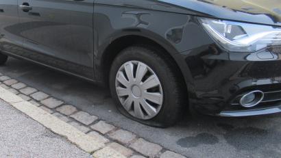 Symbolbild: Polizeiinspektion Amberg
Bevor ein Reifen so platt ist, verändert sich das Fahrgefühl. Der Wagen "schwimmt" oder vibriert.