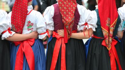 Symbolbild: Karl-Josef Hildenbrand/dpa
Besucherinnen in sudetendeutscher Tracht beim Sudetendeutschen Tag.