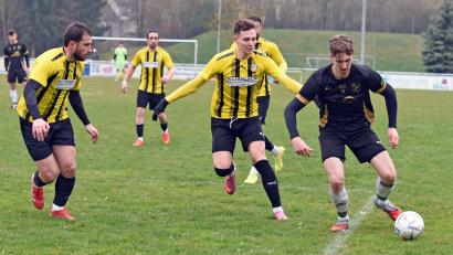 Archivbild: Gebert
Top-Torjäger Nico Stark (rechts) bleibt trotz etlicher Angebote von höherklassigen Clubs auch in der kommenden Spielzeit beim FC Tirschenreuth.