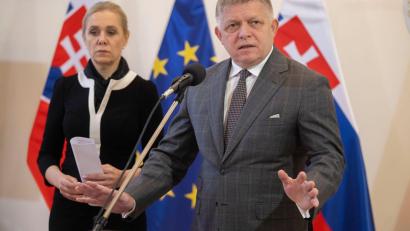 Bild: Martin Baumann/TASR/dpa
Die sozialdemokratische Wirtschaftsministerin Denisa Sakova und der linkspopulistische Ministerpräsident Robert Fico hatten die unterschiedlichen Treibstoffpreise für In- und Ausländer bisher verteidigt. (Archivbild)