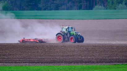 Bild: Patrick Pleul/dpa/ZB
Der trockene Boden ist ein echtes Problem für Landwirte. In den vergangenen Wochen hat es in Bayern viel zu wenig geregnet. (Illustration)