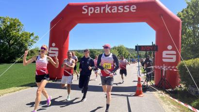 Bild: Christine Hollederer
Der Landkreislauf Amberg-Sulzbach feiert sein 40-jähriges Bestehen mit einem Teilnehmerrekord. Am 9. Mai 2026 starten 2.596 Läufer in 236 Staffeln.