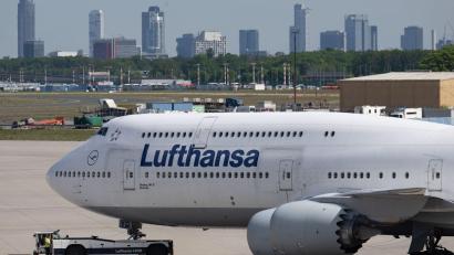Bild: Boris Roessler/dpa
In Frankfurt gibt es laut Lufthansa absehbar genug Kerosin.