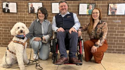 Bild: Mark Hummel
Waren bei der Eröffnung der Ausstellung in München dabei (von links): Monica Gomes mit Assistenzhündin Kimi, Bayerns Behindertenbeauftragter Holger Kiesel und Projektleiterin Franziska Böll