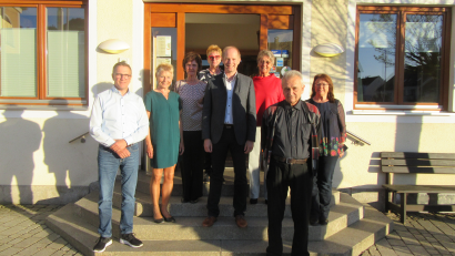 Bild: Markt Wernberg-Köblitz
Besonderes Engagement in den Bereichen Gesellschaft und Kultur wird im Markt Wernberg-Köblitz wertgeschätzt. Markus Schwarzbauer, Ursula Seegerer, Margit Mutzbauer, Gisela Graf, Franziska Gradl und Edmund Schmid (von links) wurden von Bürgermeister Konrad Kiener (Mitte) und der zweiten Bürgermeisterin Maria Schlögl (rechts) geehrt.