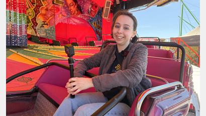 Bild: Gabi Schönberger
Praktikantin Julia Yeager bei einer Fahrt im "Musik Express" auf dem Weidener Frühlingsfest.