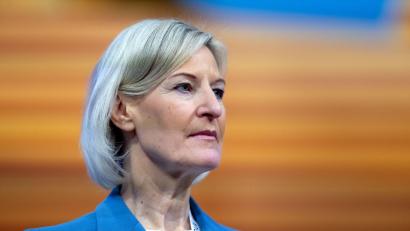 Bild: Sven Hoppe/dpa
Spricht von „unzutreffenden Vorwürfen“: die CSU-Politikerin Angelika Niebler. (Archivbild)