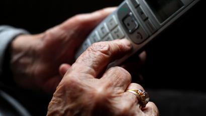 Bild: Karl-Josef Hildenbrand/dpa
Eine Frau hat bei einem Telefonbetrug teure Münzen und Goldbarren im Wert zwischen 500.000 und einer Million Euro übergeben. (Symbolbild)