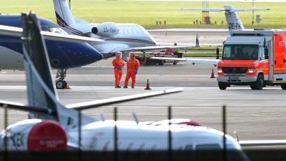 Bild: Peter Dejong/AP/dpa
Drei infizierte Passagiere wurden mit zwei Spezialflugzeugen evakuiert.