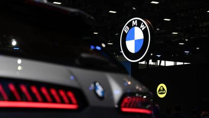 Bild: Johannes Neudecker/dpa
BMW leidet unter ähnlichen Problemen wie die anderen deutschen Autohersteller, kann unter dem Strich aber mehr Geld verdienen. (Archivbild)