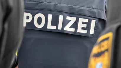 Symbolbild: Petra Hartl
Ein Polizeibeamter erkennt in Schwandorf einen gesuchten Mann. Die Polizei bestätigt die Identität des Verdächtigen, der wegen Bedrohung gesucht wird.