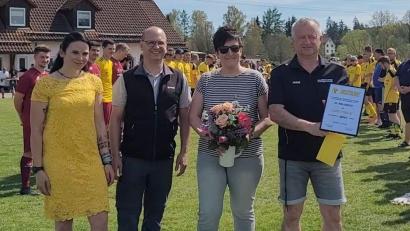 Bild: SV Riglasreuth
Trainer Rainer Wegmann (rechts) wurde beim letzten Heimspiel vom SV Riglasreuth verabschiedet.