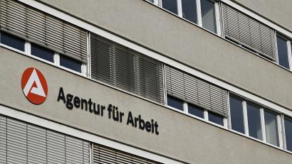 Bild: Martin Schutt/dpa
Viele junge Erwachsene haben keinen Berufsabschluss und damit schlechte Chancen auf dem Arbeitsmarkt.