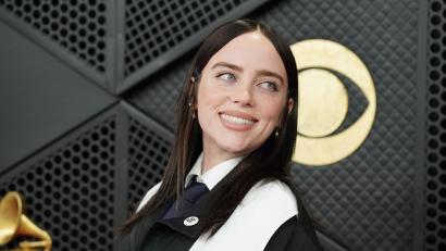 Bild: Jordan Strauss/Invision/AP/dpa
Popstar Billie Eilish lehnt eigenen Worten zufolge Schönheitsoperationen für sich ab. (Archivbild)