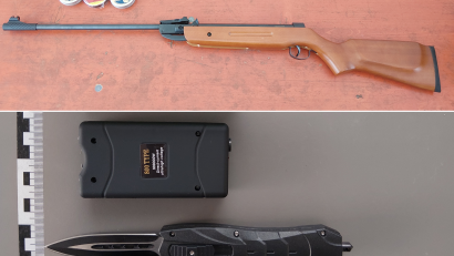 Bild[M]: Bundespolizei
Die Bundespolizei Waidhaus fand bei Grenzkontrollen unter anderem diese Waffen.