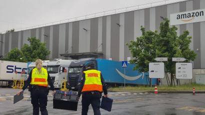 Bild: -/dpa
Zöllner wurden am Mittwoch auch an einem Kölner Amazon-Standort vorstellig.