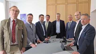 Bild: Holger Prawitt
Ministerpräsident Markus Söder (Mitte) mit den Oberpfälzer CSU-Abgeordneten: Am Mittwoch haben die Politiker in München zusammen die Optionen für Vilseck besprochen.