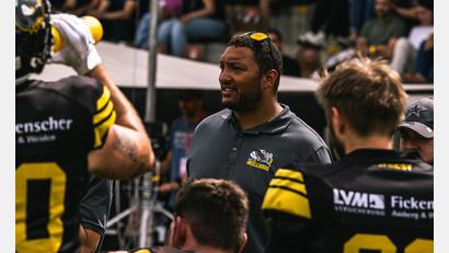 Bild: Philipp Ponader
Daniel Emmanuel (Mitte) ist seit vergangenem Dienstag nicht mehr Trainer der Amberg Mad Bulldogs. Das Ende zwischen Verein und Ex-Coach verlief unglücklich.