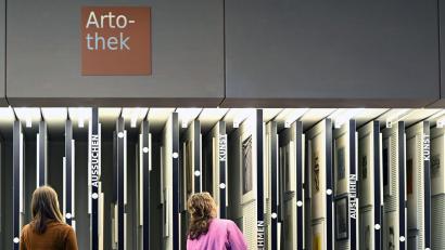Bild: Lilli Förter/dpa
Im Freihandbereich der Artothek der Amerika-Gedenk-Bibliothek kann man sich die Kunst direkt mitnehmen.