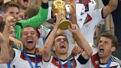 Bild: Marcus Brandt/dpa
Philipp Lahm reckte 2014 als bislang letzter deutscher Nationalmannschaftskapitän den WM-Pokal in die Höhe. (Archivbild)