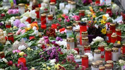 Bild: Hendrik Schmidt/dpa
Nach Amokfahrt in Leipzig: Ermittler schweigen zu Motiven und die Anteilnahme der Bevölkerung wächst.