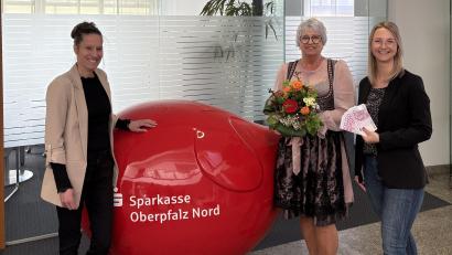 Bild: Sparkasse Oberpfalz Nord 
Filialbereichsleiterin Michaela Rach (links) und Kundenberaterin Sophie Besold (rechts) freuen sich mit der Gewinnerin Marianne Böhm.