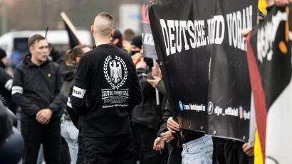 Bild: Fabian Sommer/dpa
Die Gruppe „Deutsche Jugend Voran“ stand im Visier der Ermittler bei Durchsuchungen fast überall bundesweit. (Archivbild)