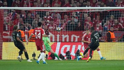Bild: Matthias Schrader/AP/dpa
Das 1:0 für Paris: Der Ex-Dortmunder Ousmane Dembele (r) trifft in München.