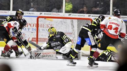 Archivbild: Hubert Ziegler
Timon Bätge in der Saison 2023/24 im Kasten des ERSC Amberg. Danach wechselte der Goalie nach Rostock, jetzt kehrt er wieder zurück.