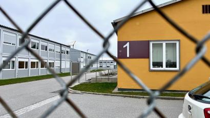Bild: Gabi Schönberger
Die beiden Wohncontainer links im Bild boten insgesamt rund 120 Menschen eine Unterkunft. Inzwischen sind sie geräumt. Wie viele Menschen derzeit noch im Camp Pitman leben und wo sie nach der Schließung unterkommen, ist unklar. Die Regierung der Oberpfalz hat dazu bislang keine Informationen bekanntgegeben.